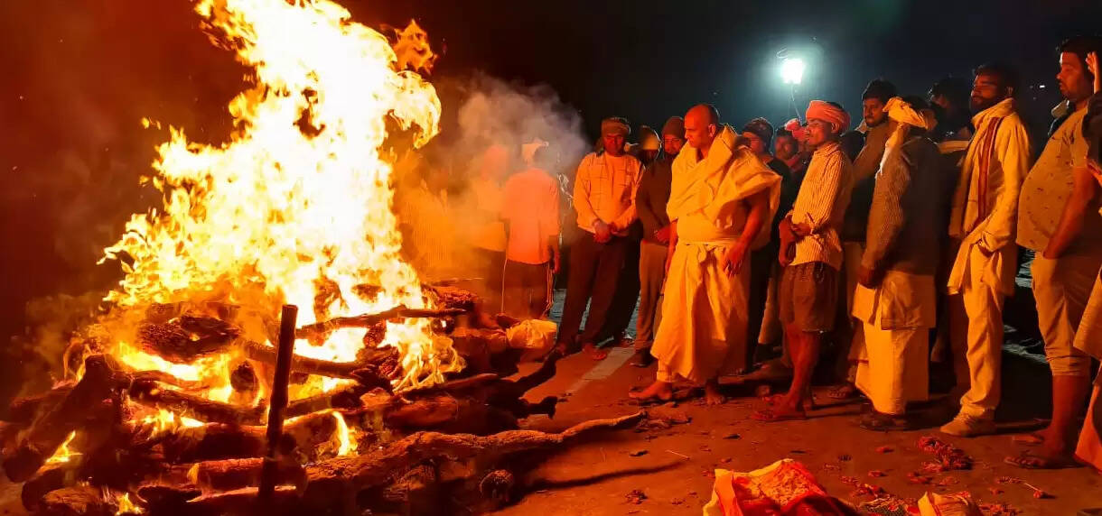 Former MLA Manoj Singh W father passed away 80-year-old Ram Avadh Singh  last rites were performed at Gurani Ghat