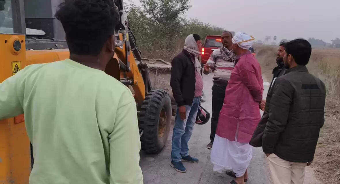 Irrigation Department officials Chandauli Former MLA Manoj Singh W raises issue canal silt Madhopur Chandauli