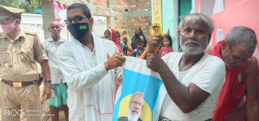  Gautam Tiwari distributed food