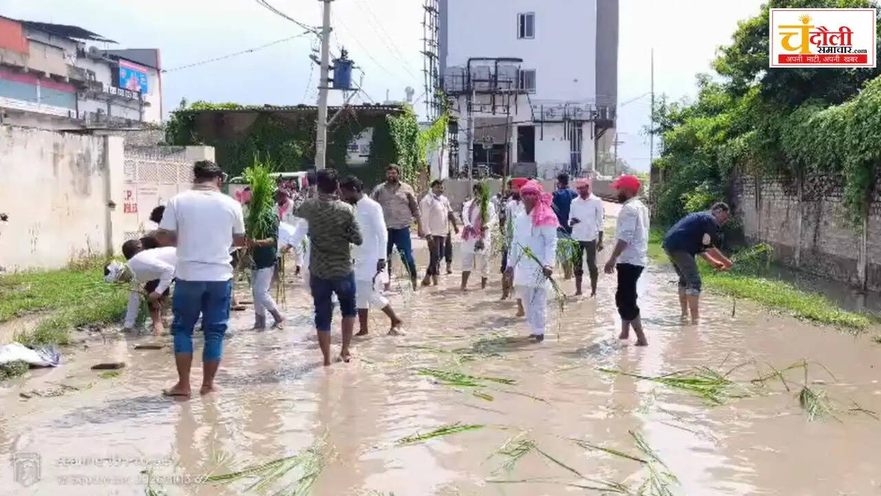 samajwadi-party-protest-bad-road-harishankarpur-mughalsarai
