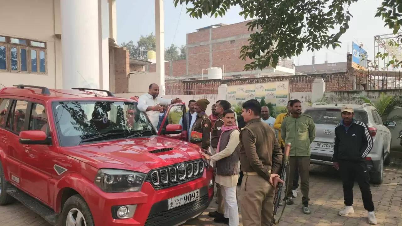 chandauli news manoj singh w house arrest, chandauli khabar cm yogi visit updates, chandauli samachar sp leader detained, syedraja police action on ex mla