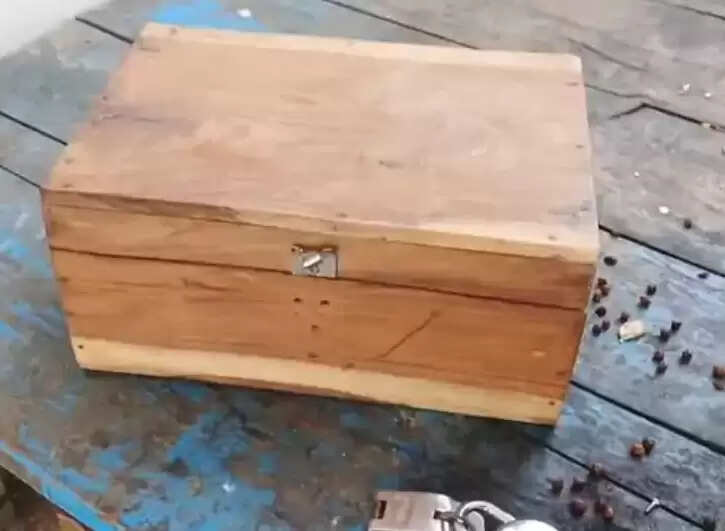  Government Liquor Shop Theft Jagdish Sarai Thieves stole 75 liquor and 1 lakh cash 