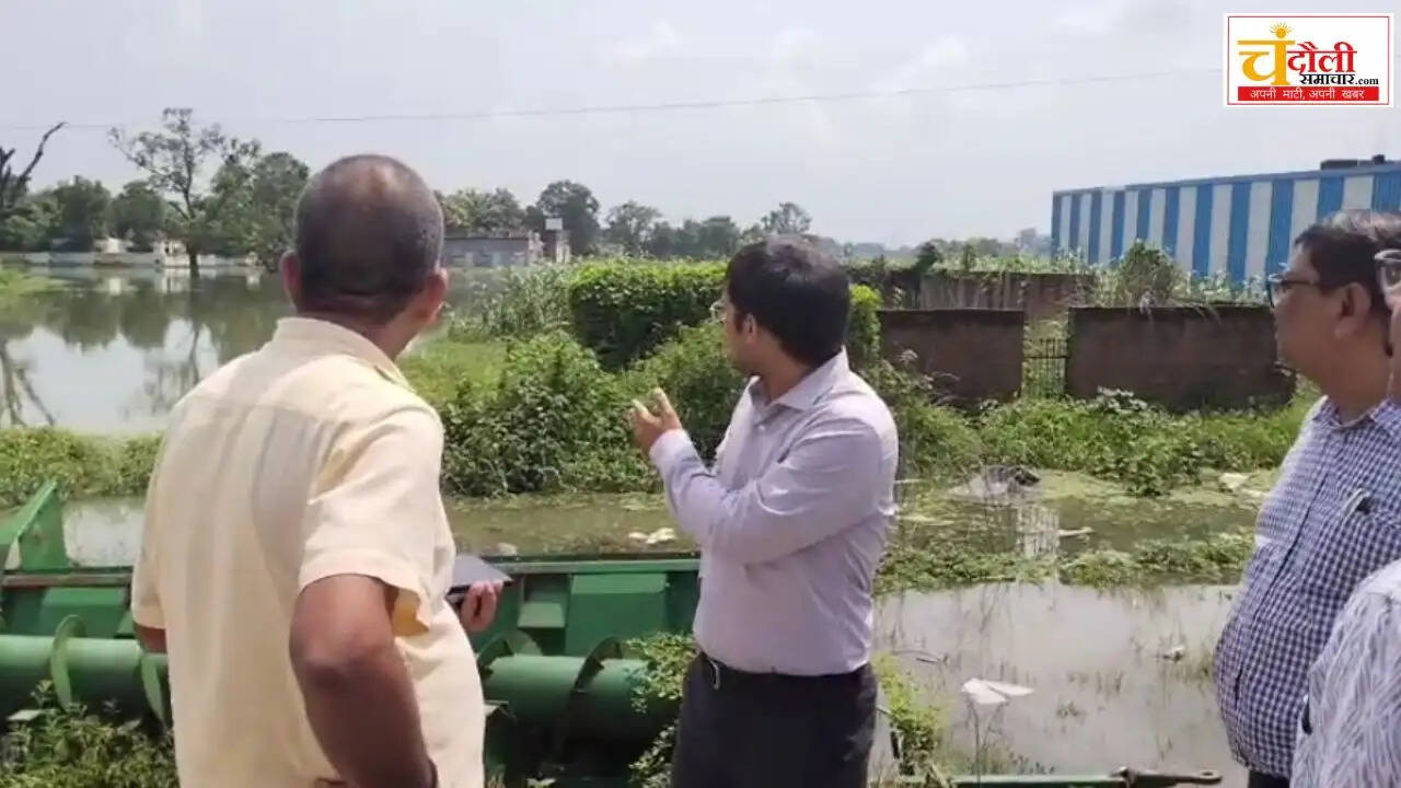 chandauli-rain-waterlogging-dm-inspects-eliya-road-inspection
