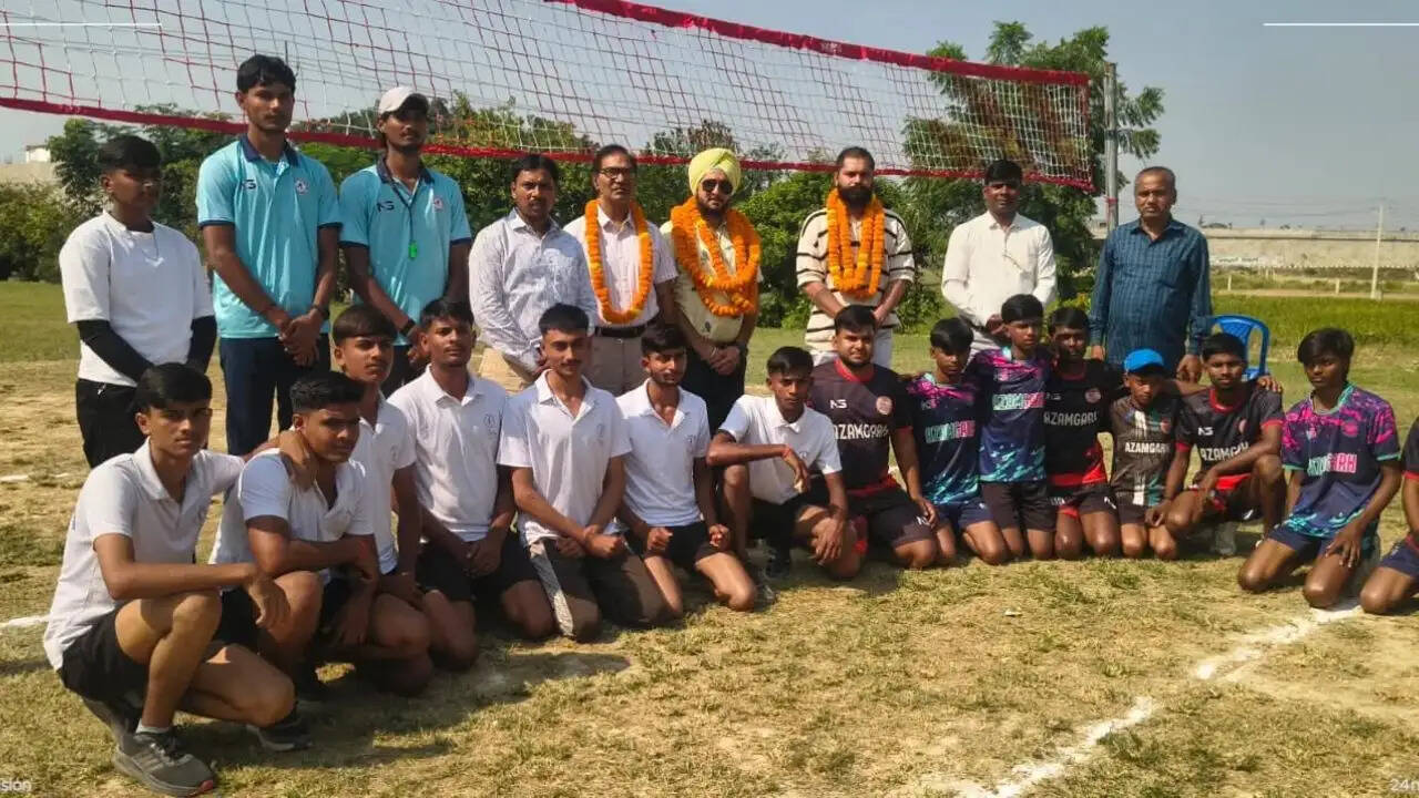 चंदौली में 45वीं यूपी स्टेट जोन-4 शूटिंगबॉल जूनियर प्रतियोगिता: आजमगढ़ और वाराणसी का दबदबा, टॉप 3 टीमें मैनपुरी स्टेट के लिए चुनी गईं