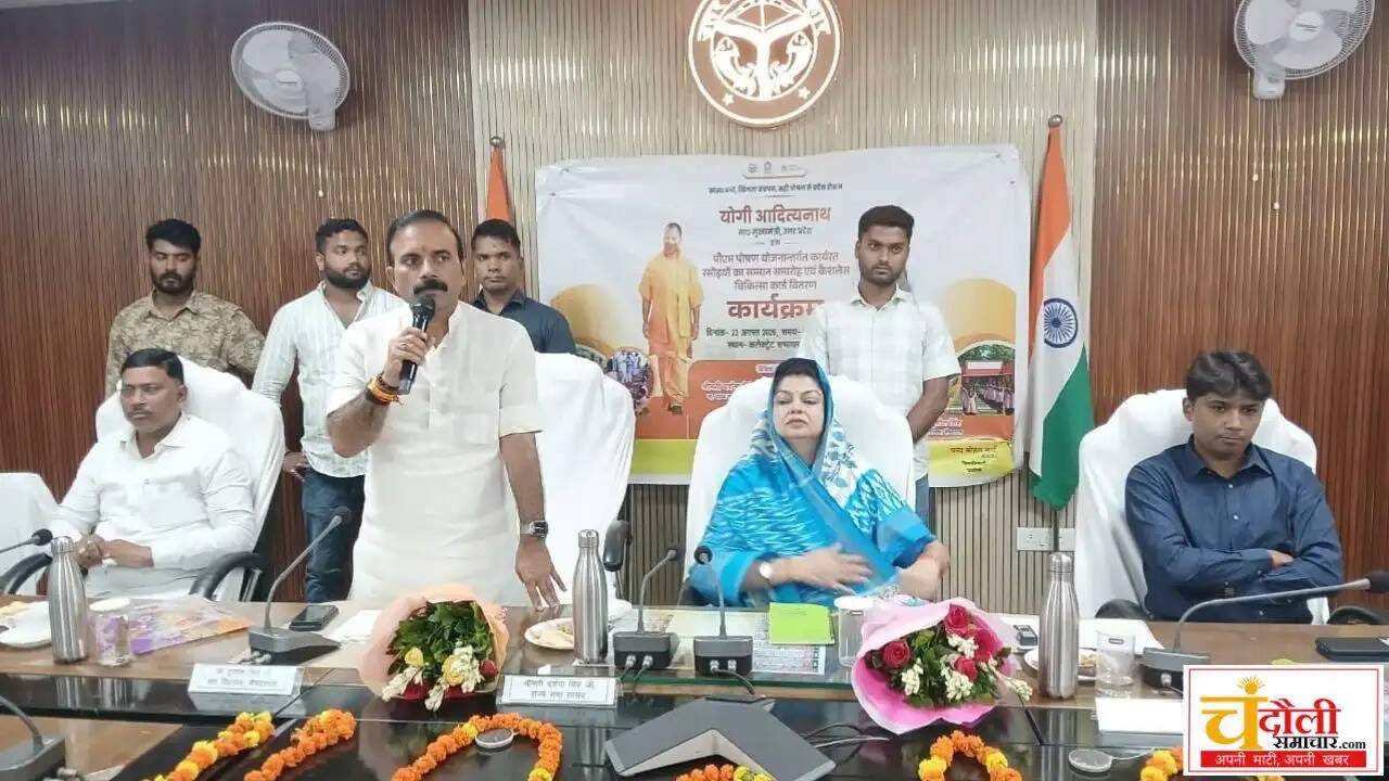 chandauli-basic-teachers-cooks-cashless-treatment-gift