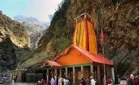 यह वही जगह है जहां आदि शंकराचार्य ने 32 वर्ष की आयु में समाधि में लीन हुए थे। इससे पहले उन्होंने वीर शैव को केदारनाथ का रावल (मुख्य पुरोहित) नियुक्त किया था। वर्तमान में केदारनाथ मंदिर 337वें नंबर के रावल द्वारा उखीमठ, जहां जाड़ों में भगवान शिव को ले जाया जाता है, से संचालित हो रहा है। इसके अलावा गुप्तकाशी के आसपास निवास करनेवाले पंडित भी इस मंदिर के काम-काज को देखते हैं। प्रशासन के दृष्टिकोण इस स्थान को इन पंडितों के मध्य विभिन्न भागों में बांट दिया गया है। ताकि किसी प्रकार की परेशानी पैदा न हो। केदारनाथ मंदिर न केवल आध्यात्म के दृष्टिकोण से वरन स्थापत्य कला में भी अन्य मंदिरों से भिन्न है। यह मंदिर कात्युरी शैली में बना हुआ है। यह पहाड़ी के चोटि पर स्थित है। इसके निर्माण में भूरे रंग के बड़े पत्थरों का प्रयोग बहुतायत में किया गया है। इसका छत लकड़ी का बना हुआ है जिसके शिखर पर सोने का कलश रखा हुआ है। मंदिर के बाह्य द्वार पर पहरेदार के रूप में नंदी का विशालकाय मूर्ति बना हुआ है। चारधाम यात्रा में तीसरा प्रमुख धाम केदारनाथ धाम है। केदारनाथ धाम 12 ज्योतिर्लिंगों की सूची में, है और पंच-केदार में सबसे महत्वपूर्ण मंदिर है। यह धाम हिमालय की गोद में और मंदाकिनी नदी के तट के पास स्थित है जो 8 वीं ईस्वी में आदि-शंकराचार्य द्वारा निर्मित है। किंवदंतियों के अनुसार, कुरुक्षेत्र की महान लड़ाई के बाद पांडव भ्रातृहत्या के पाप से मुक्ति पाना चाहते थे, और इन पापो से मुक्त होने के लिये उन्होंने शिव की खोज शुरू की । परन्तु भगवान शंकर पांडवों को दर्शन नहीं देना चाहते थे, इसलिए वे वहां से अंतध्र्यान हो कर केदार में जा बसे। उन्हें खोजते हुए हिमालय तक आ पहुंचे । पांडवों से छिपने के लिए, शिव ने खुद को एक बैल में बदल दिया और जमीन पर अंतर्ध्यान हो गए। लेकिन भीम ने पहचान लिया कि बैल कोई और नहीं बल्कि शिव है और उन्होंने तुरंत बैल के पीठ का भाग पकड़ लिया। पकडे जाने के डर से बैल जमीन में अंतर्ध्यान हो जाता है और पांच अलग-अलग स्थानों पर फिर से दिखाई देता है- ऐसा माना जाता है कि जब भगवान शंकर बैल के रूप में अंतर्ध्यान हुए, तो उनके धड़ से ऊपर का भाग काठमाण्डू में प्रकट हुआ ( जो आज पशुपतिनाथ मंदिर के नाम से प्रसिद्ध है), शिव की भुजाएं तुंगनाथ में, मुख रुद्रनाथ में, नाभि मद्महेश्वर में और जटा कल्पेश्वर में प्रकट हुए। इसलिए इन चार स्थानों सहित श्री केदारनाथ को पंचकेदार कहा जाता है। दीपावली के बाद, सर्दियों में मंदिर के कपाट बंद कर दिये जाते है और शिव की मूर्ति को उखीमठ के ओंकारेश्वर मंदिर में ले जाया जाता है जो अगले छह महीनों तक उखीमठ में रहती है। ऊंचाई - 11,755 ft. सर्वश्रेष्ठ समय - मई-जून और सितंबर-नवंबर दर्शन समय - दोपहर 3:00 बजे से शाम 5:00 बजे तक बंद रहता है और बाकी घंटों के लिए खुला रहता है। घूमने के स्थान - भैरव नाथ मंदिर, वासुकी ताल (8 किमी ट्रेक), त्रिजुगी नारायण, आदि।