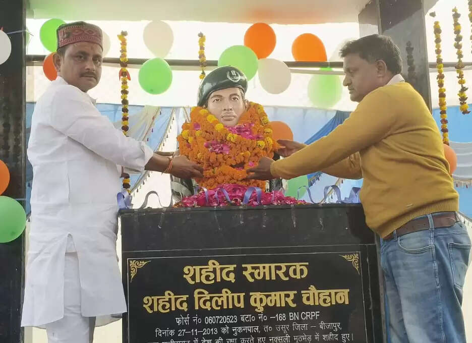 CRPF Martyr Dilip Kumar Chauhan Statue Unveiling Dumari Chandauli  MLA Kailash Acharya honored martyred soldier family Shahabganj
