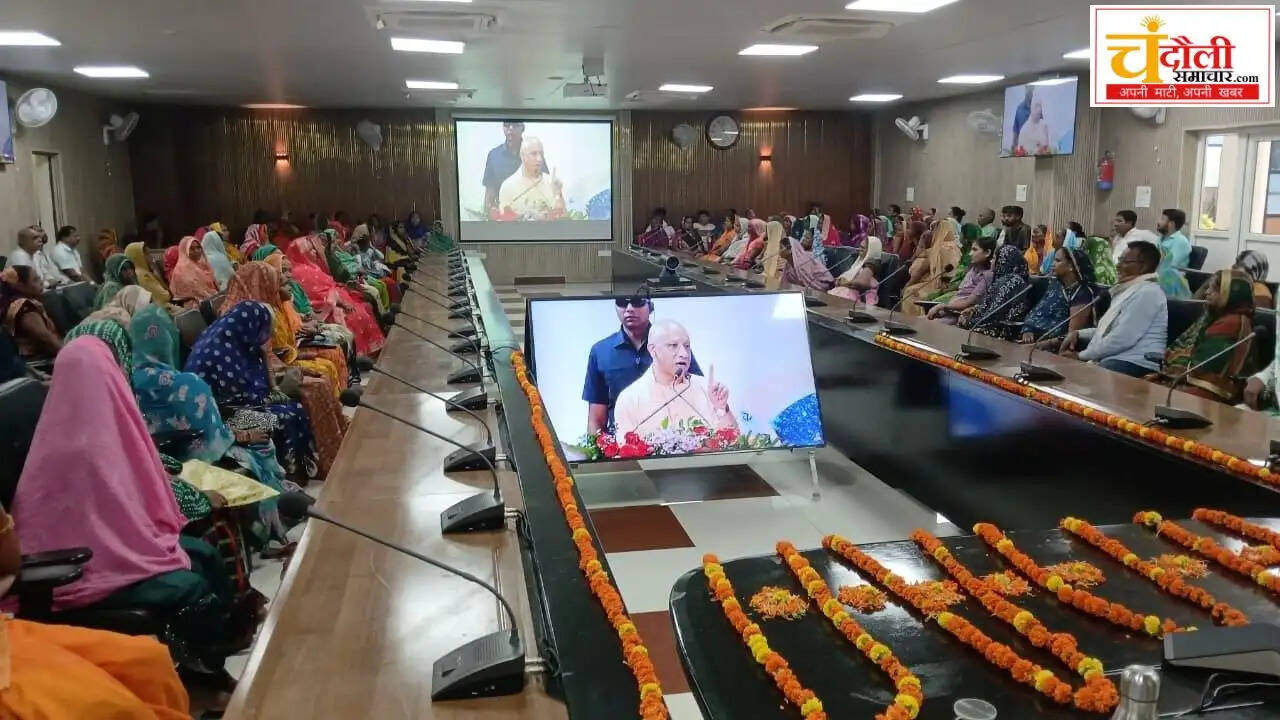 chandauli-basic-teachers-cooks-cashless-treatment-gift
