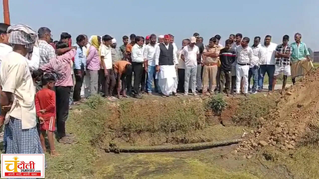 barthi-kamraur-overbridge-pothole-ex-mla-protest
