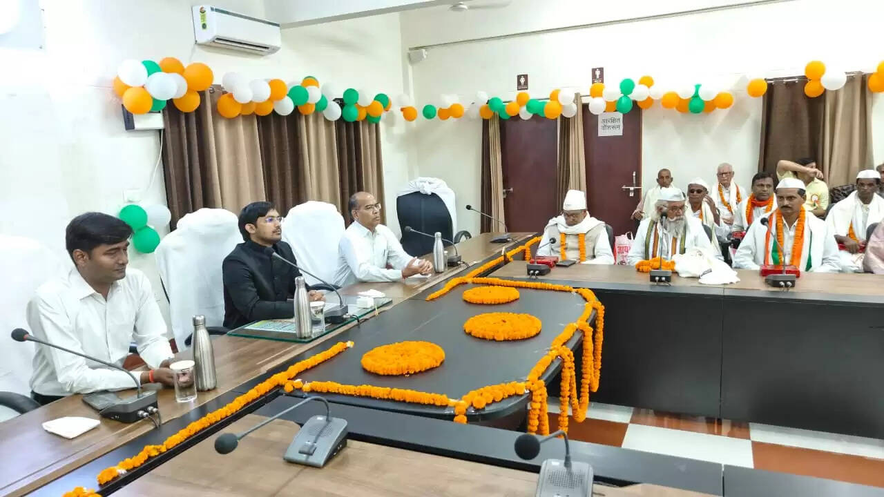 dm chandauli 