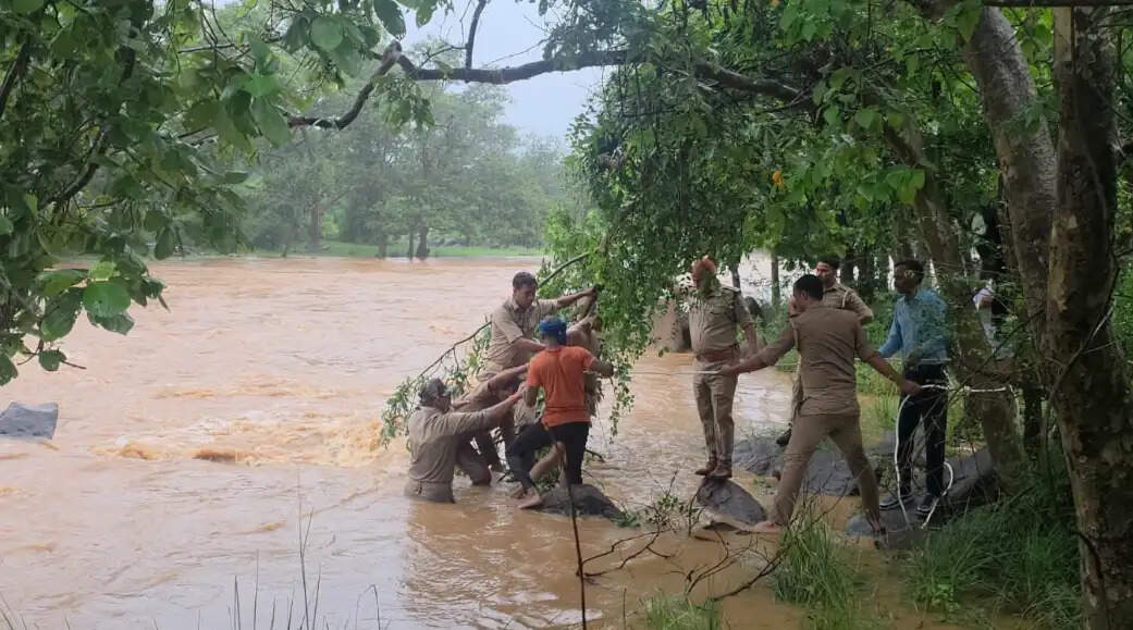  chandauli news river rescue, chandauli khabar naugarh police, chandauli samachar tourist saved, chandauli news waterfall accident, chandauli khabar chandraprabha river