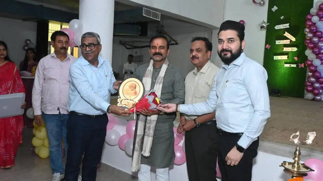यथार्थ नर्सिंग कॉलेज में अंतिम वर्ष के विद्यार्थियों को दी गई भव्य विदाई, विधायक सुशील सिंह ने दी शुभकामनाएं