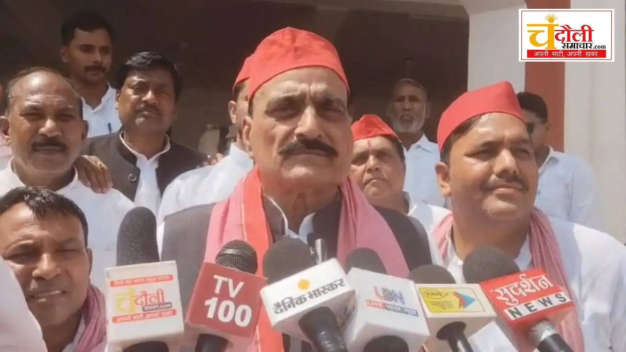 chandauli news gas cylinder crisis, chandauli khabar manoj singh w protest