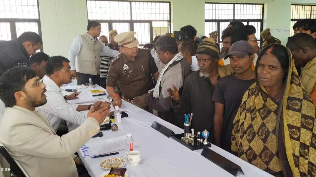 Chandauli news Sampoorna Samadhan Divas 2026, Chandauli khabar DM Chandra Mohan Garg action