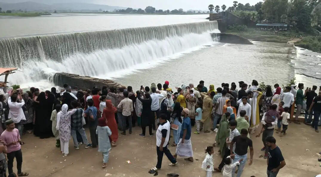 chandauli news lateefshah dam, chandauli khabar tourism crowd, chandauli samachar dam waterfall, chandauli news traffic jam sunday, chandauli khabar picnic spot