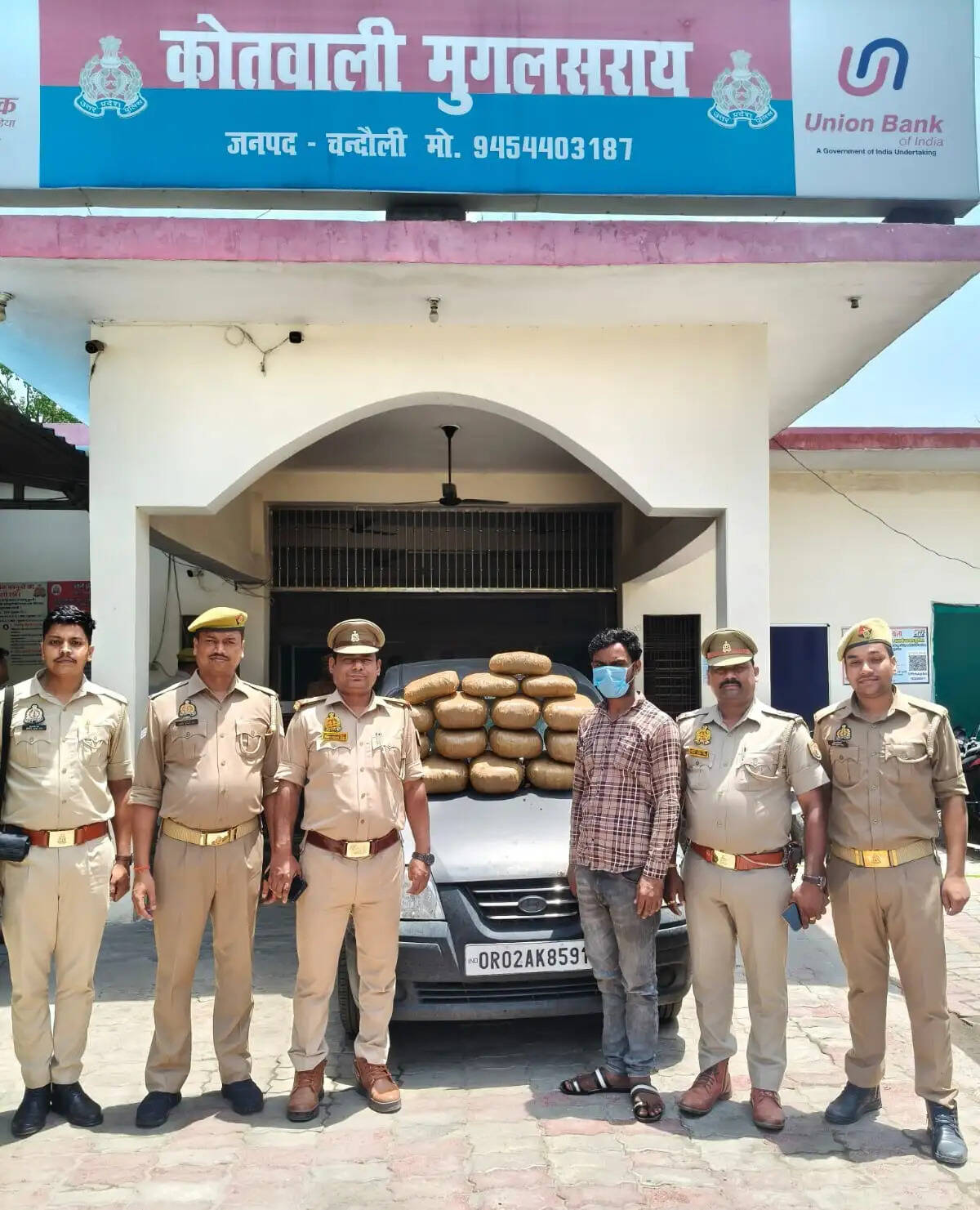 chandauli-mugalsarai-police-seized-ten-lakh-ganja-one-arrested