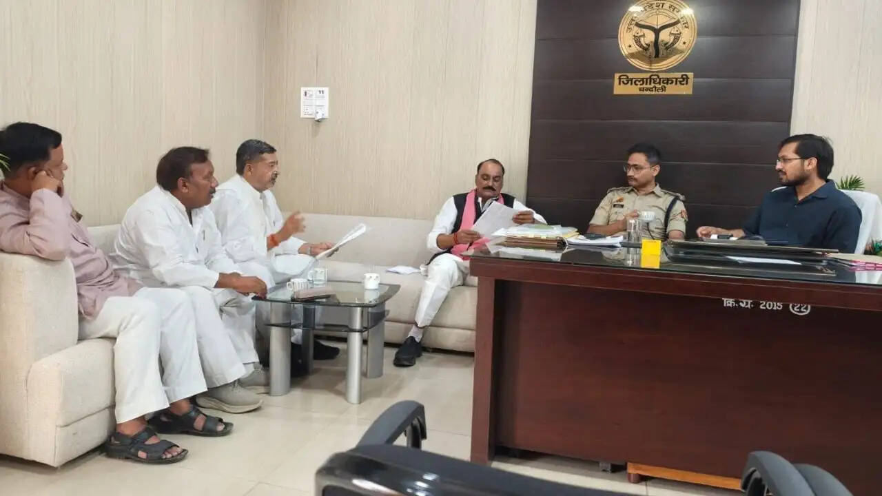 chandauli-mp-virendra-singh-meets-dm-raised-canal-water-issue