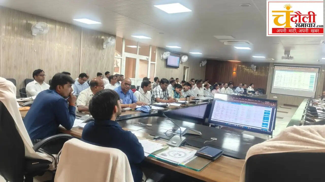  Chandauli DM Chandra Mohan Garg meeting, CM Dashboard review