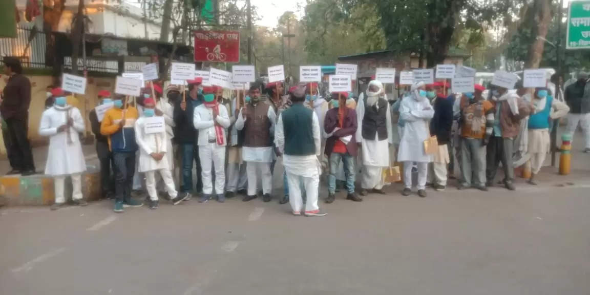 SP workers of Chandauli are protest