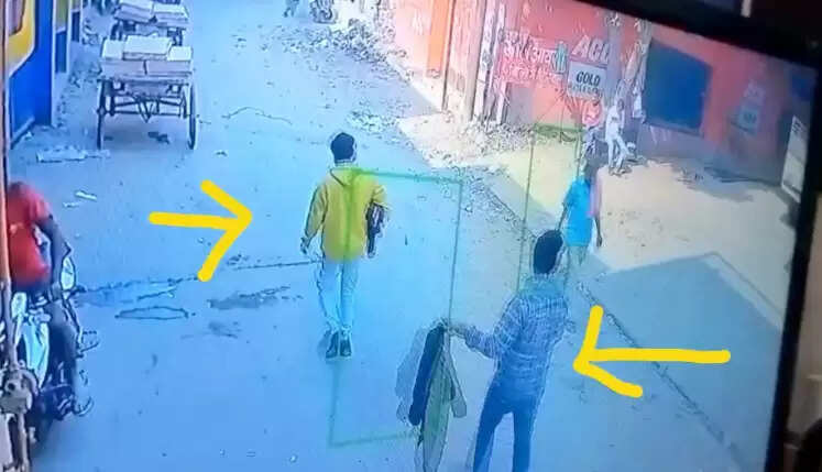 Two thieves distract driver steal cash from Venue car  Mugalsarai Kotwal Gaganraj Singh investigation CCTV footage