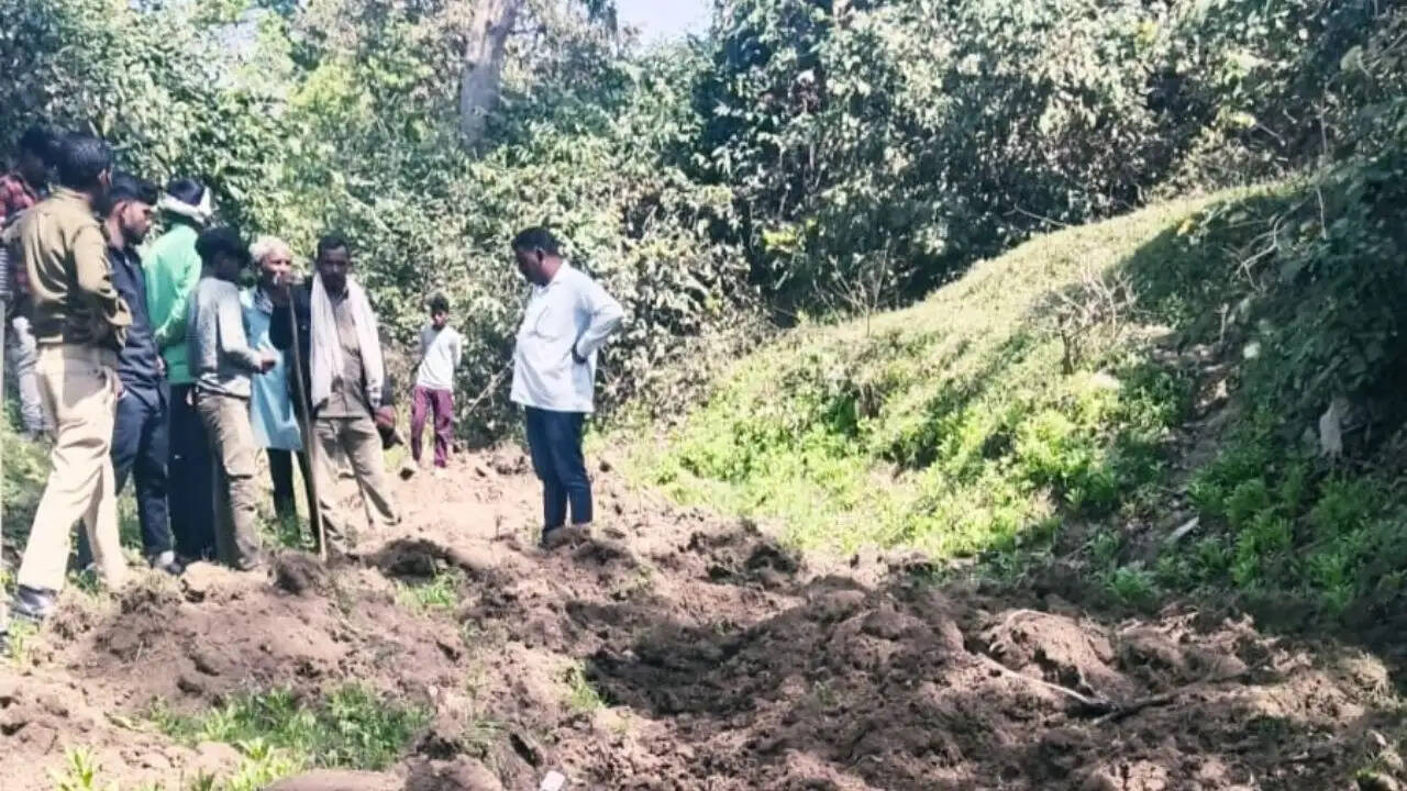  Chandauli news forest land encroachment, Chandauli khabar Naugarh Jcb 