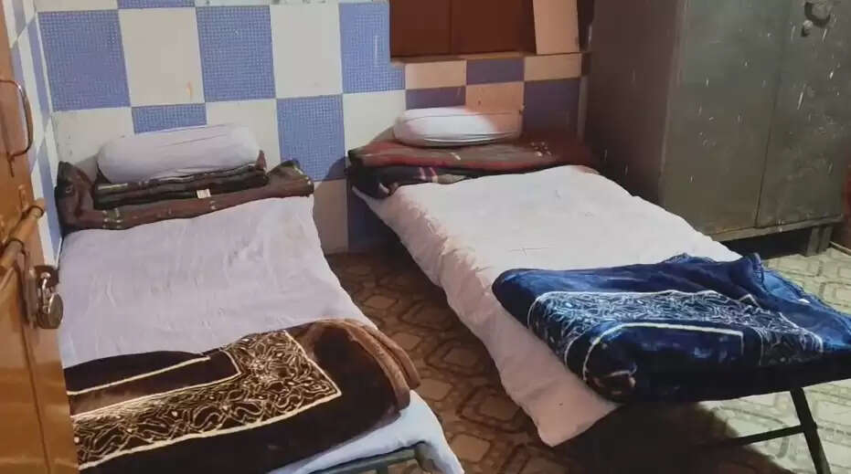 Chandauli weather news today  Fog impact on DDU Junction trains  Cold wave in Uttar Pradesh 2025  Chandauli DM relief work updates