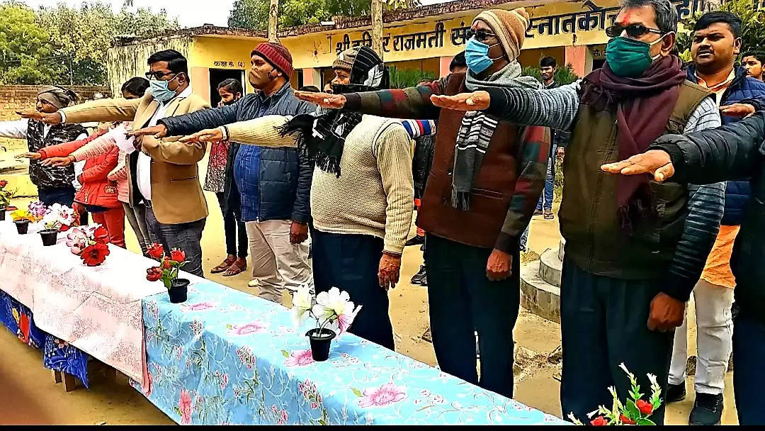 Rakesh Roshan is administering oath