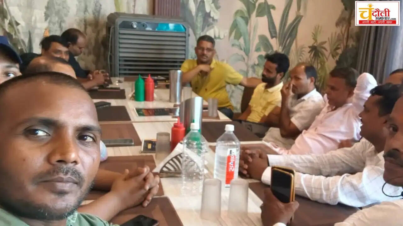 chandauli-samachar-team-meeting-journalists-insurance-conclave-report