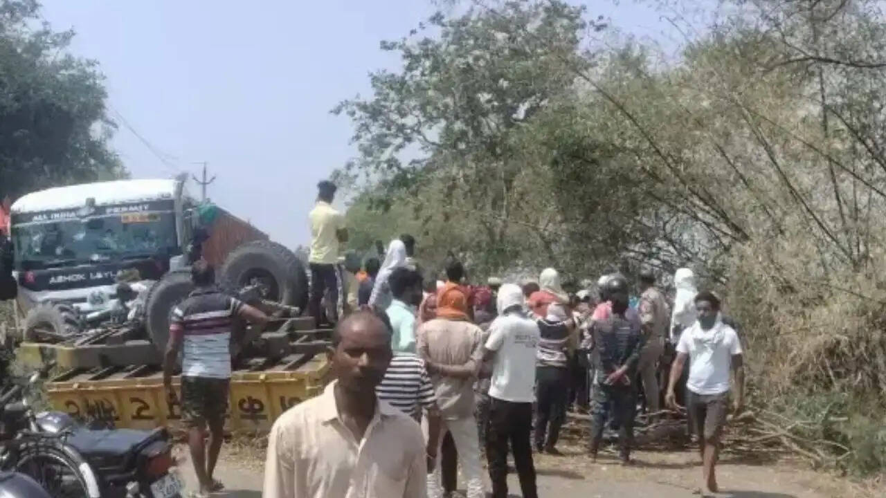 accident-news-trailer-hits-tractor-dheena-two-injured