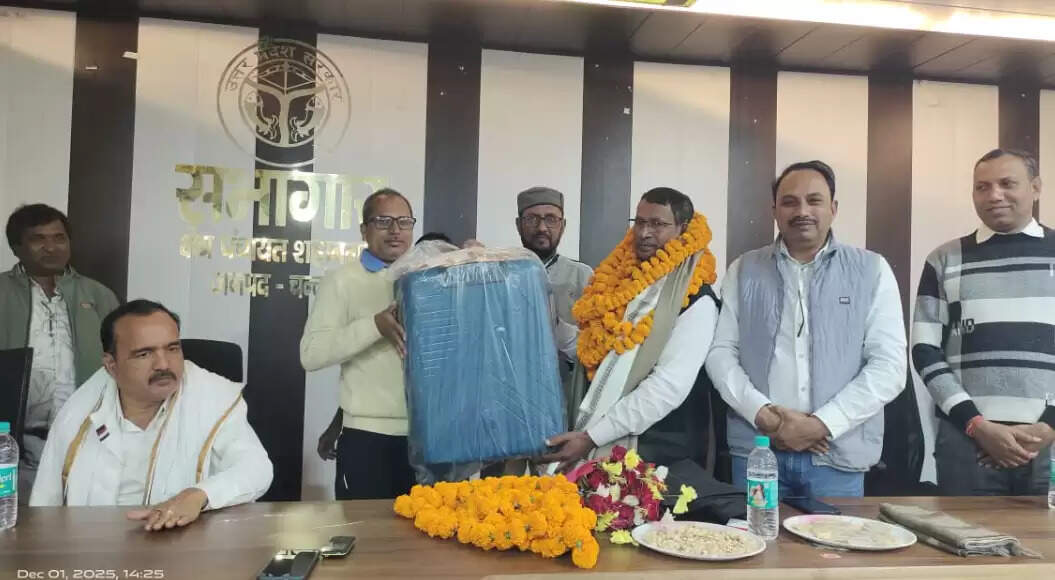  VDO Rajendra Prasad grand farewell  Shahabganj Block BDO Dinesh Kumar   retiring Gram Vikas Adhikari  Rajendra Prasad