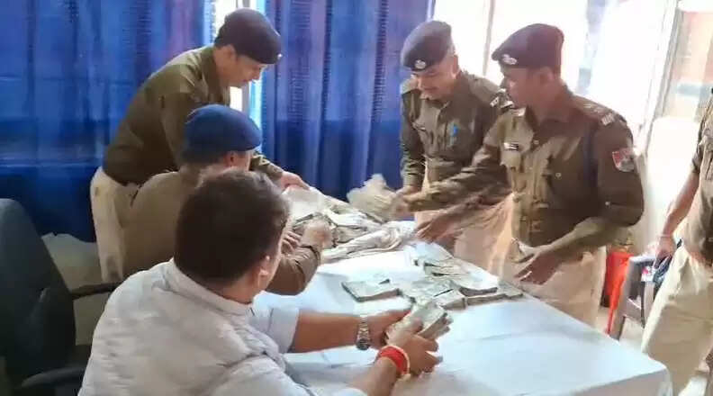  DDU Junction security bust 35 lakh cash recovery  Ratnesh Verma arrested illegal cash   Income Tax investigation DDU railway station cash seizure