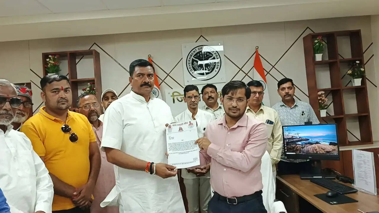 chandauli news controversial video protest  chandauli khabar jai bharat manch memorandum  chandauli samachar upendra nath singh guddu  action against offensive social media content  religious sentiments hurt in chandauli district