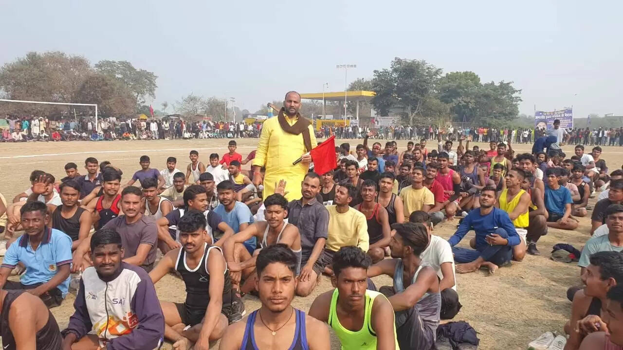 Chandauli news Dhanapur race competition, Chandauli khabar Manoj Singh W event,