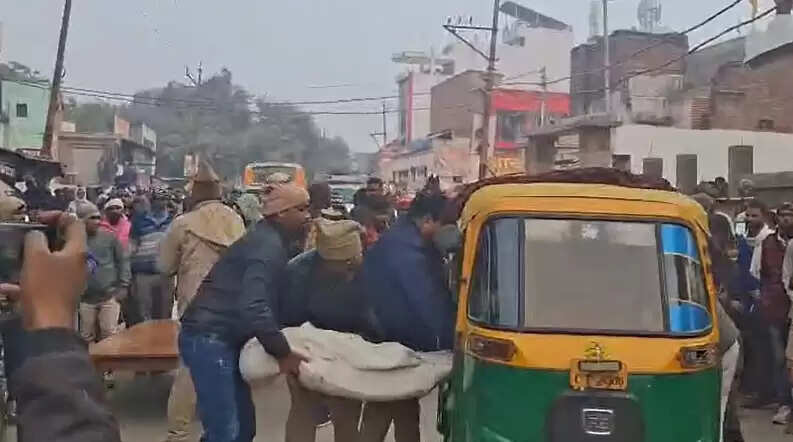   Chandauli Tractor Accident News  Balua Police Station Case  Chahaniya Chauraha Road Block  Accident Death in Molnapur  UP Police Action Chandauli