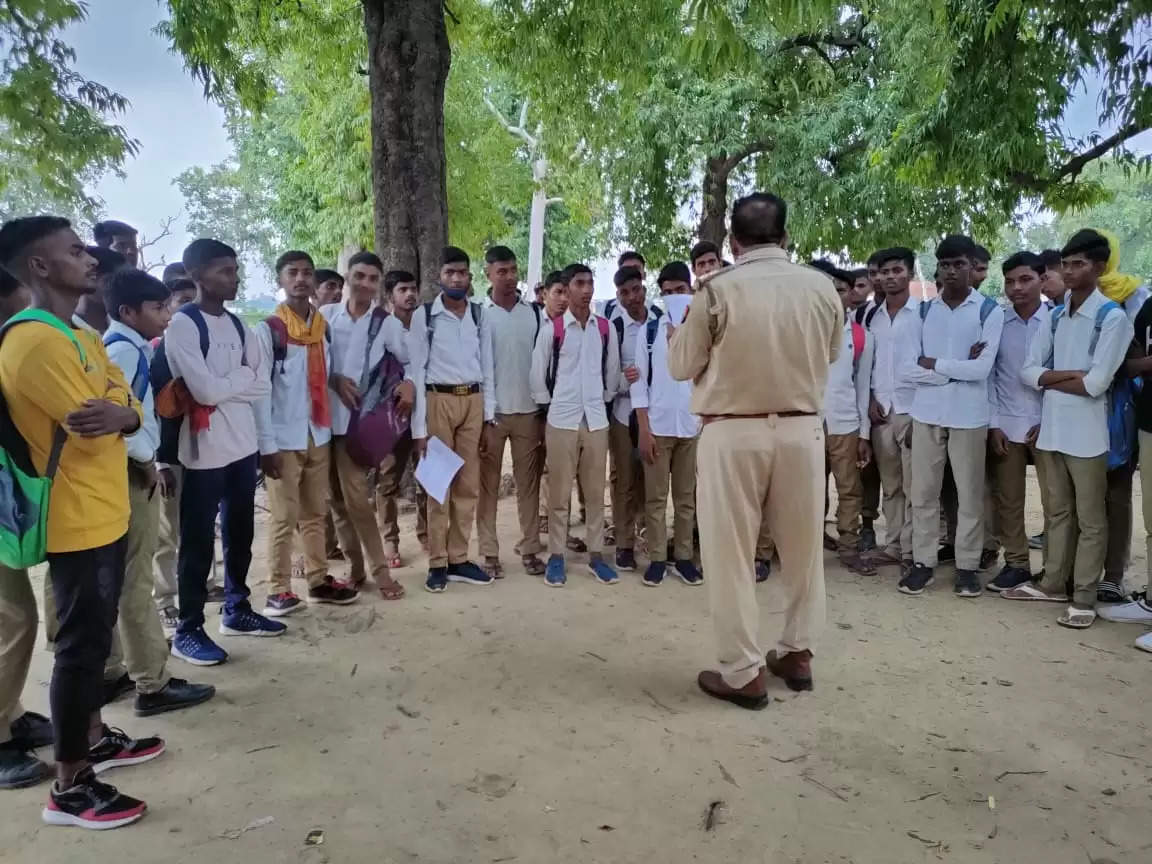 Chandauli Police Teaching People 