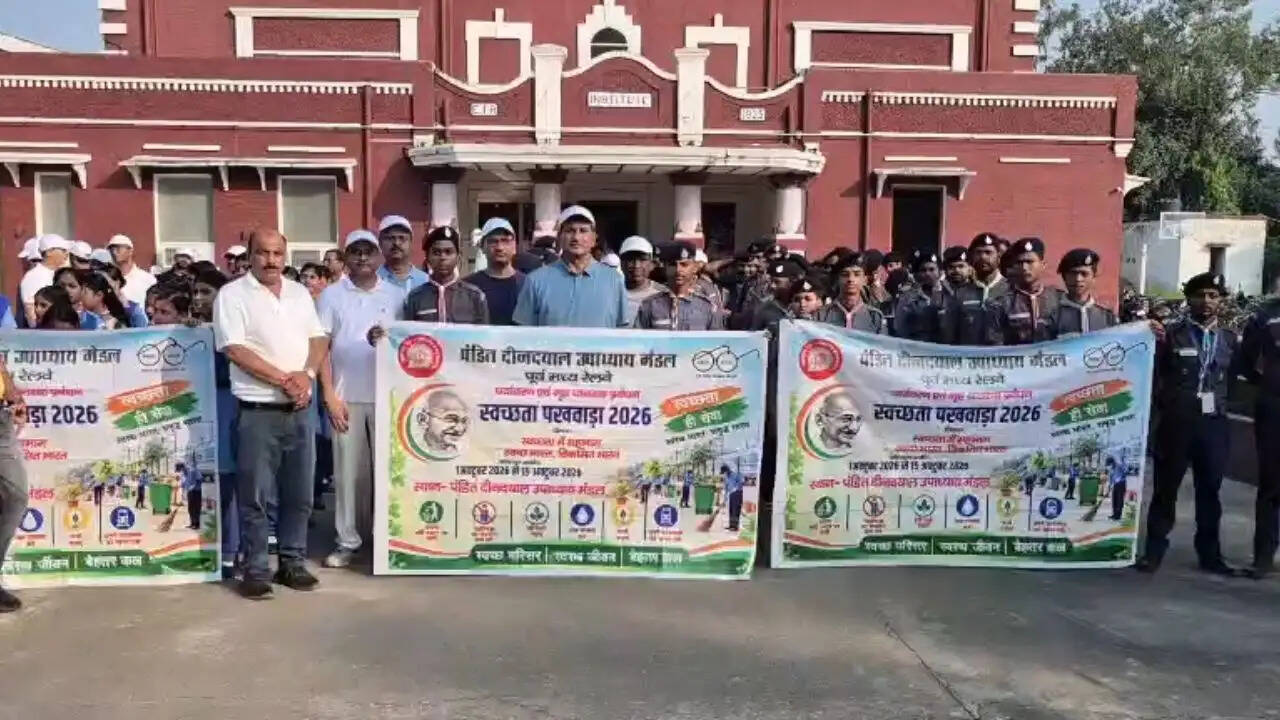 डीडीयू रेल मंडल में गांधी जयंती पर भव्य प्रभात फेरी निकाली गई। डीआरएम ने पौधरोपण किया और सफाईकर्मियों को आवश्यक निर्देश दिए।