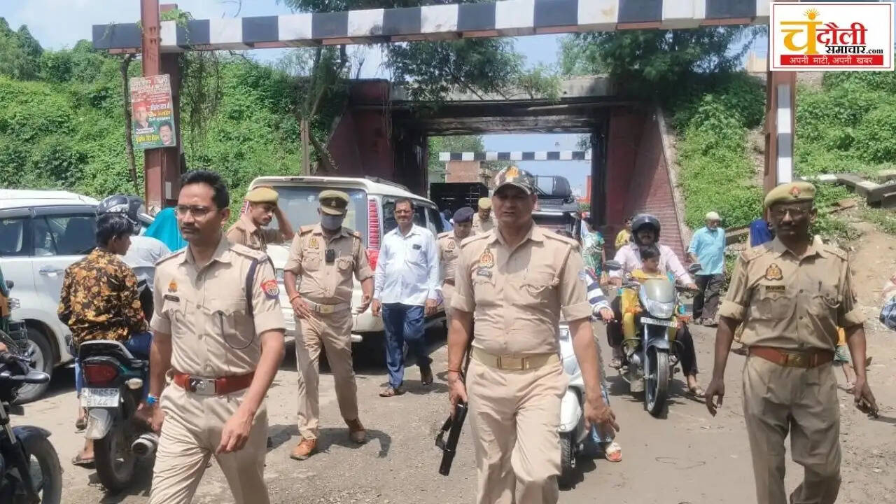 chandauli-sp-akash-patel-foot-patrolling-rakshabandhan