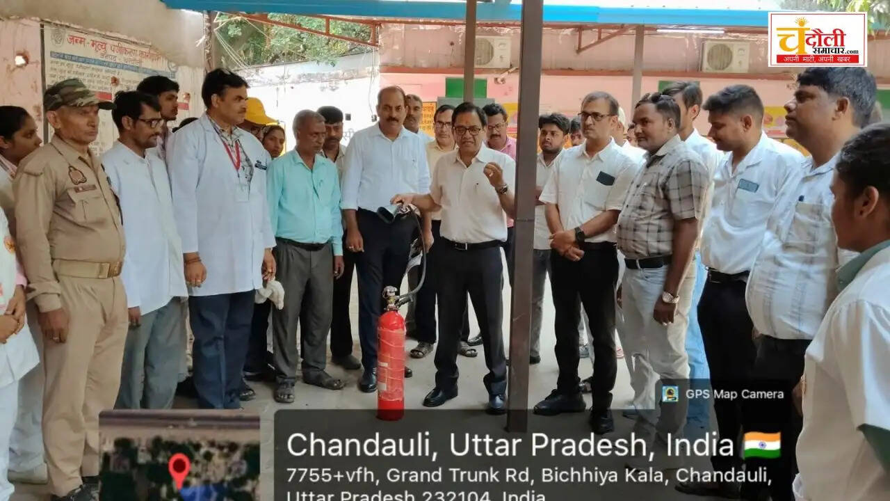 chandauli-cmo-trains-health-workers-fire-extinguisher-mock-drill